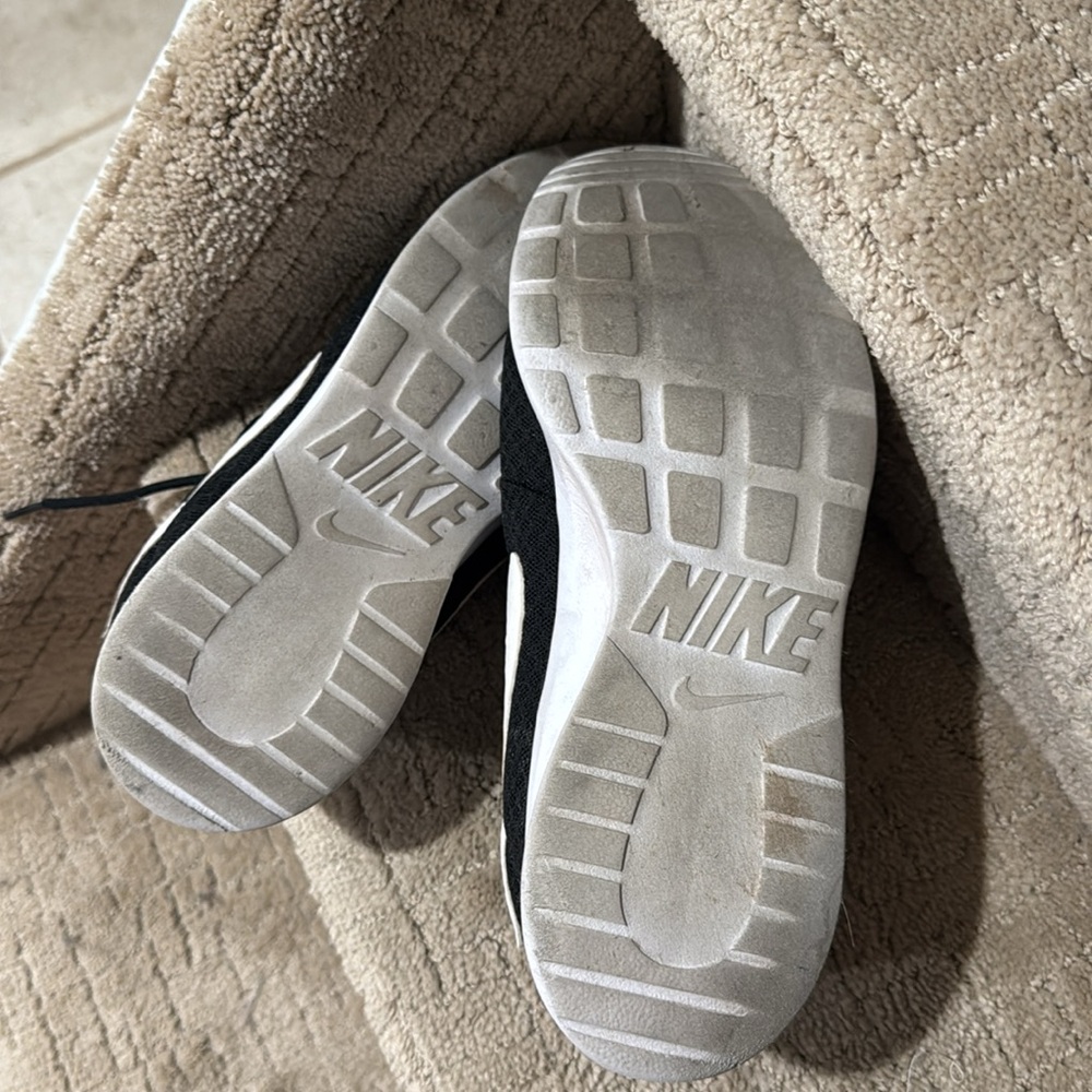 Nike Women’s Tanjun Sneaker - Picture 7 of 8